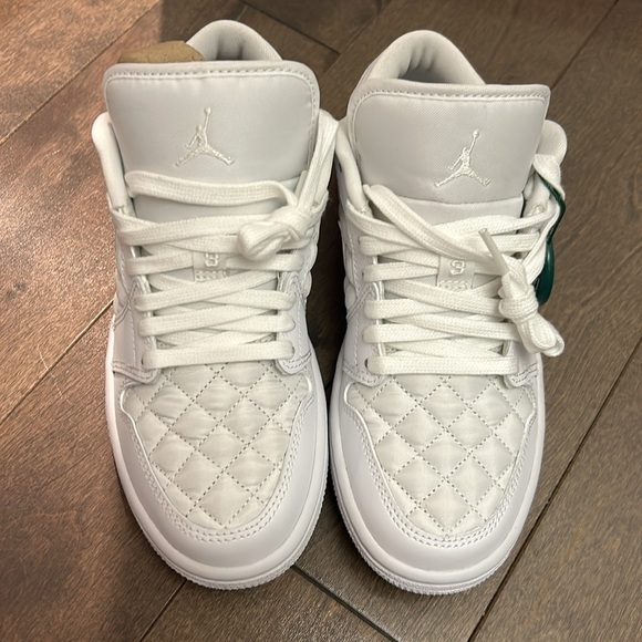 Women’s Air Jordan 1 low quilted size 5. Brand new in the box - Picture 3 of 5